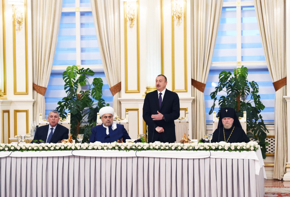 Президент Ильхам Алиев принял участие в ифтаре по случаю священного месяца Рамазан (ФОТО)