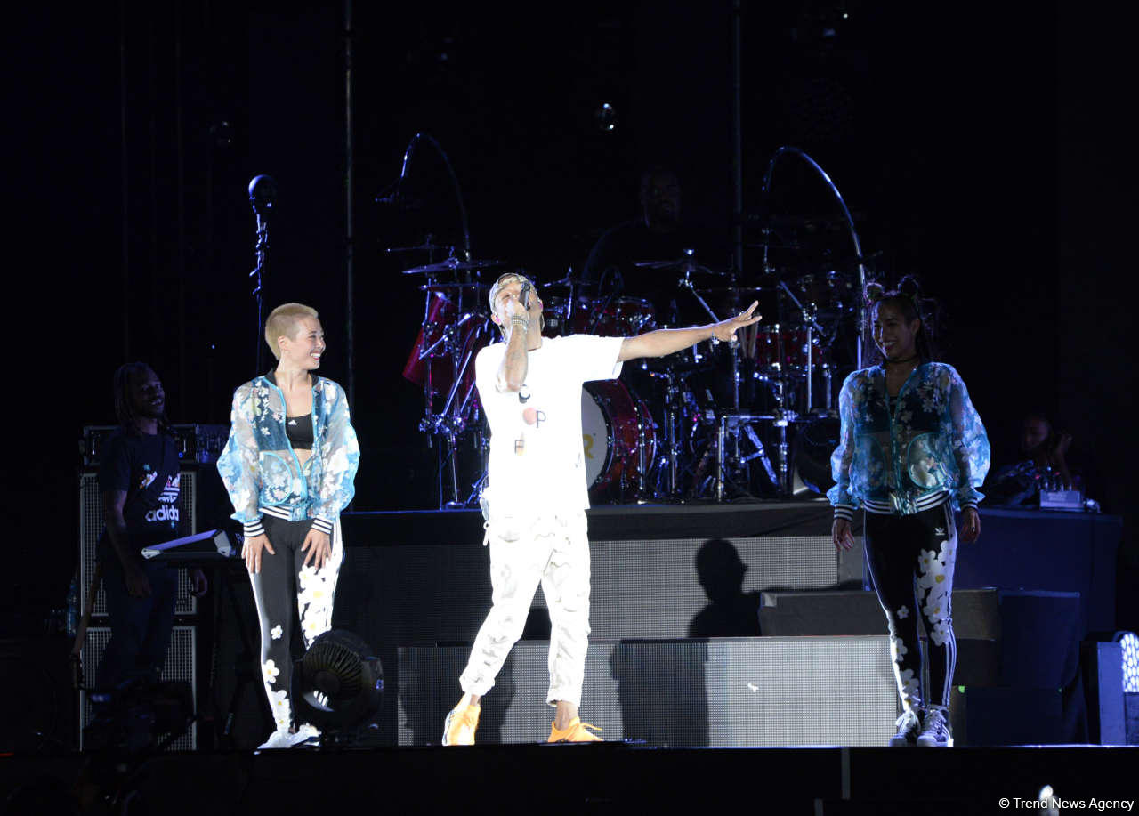 Фаррелл Уильямс совершил прогулку по Приморскому бульвару в Баку (ФОТО)