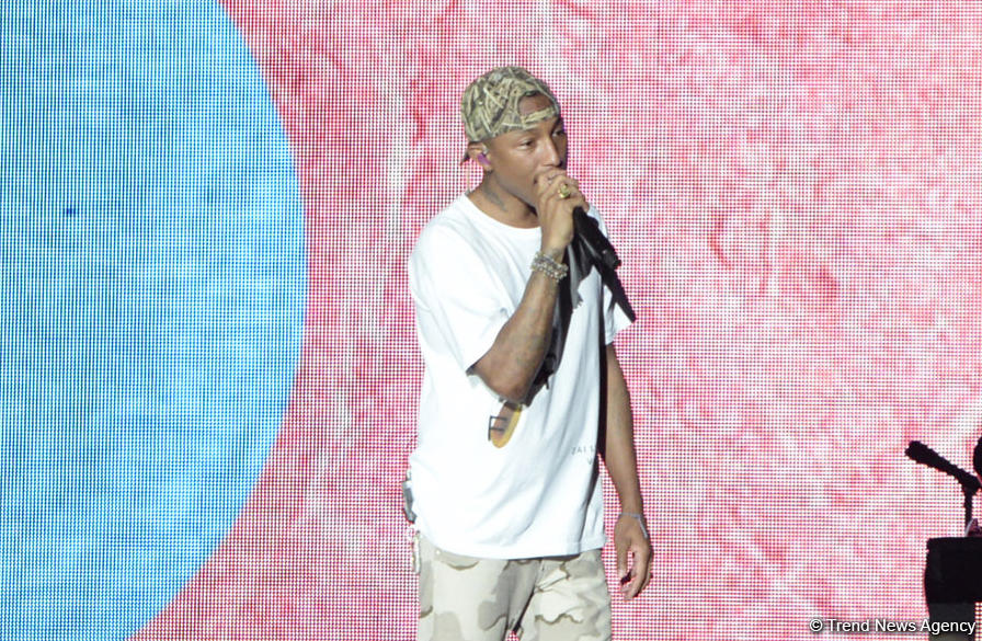 Фаррелл Уильямс совершил прогулку по Приморскому бульвару в Баку (ФОТО)