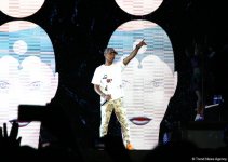 Фаррелл Уильямс совершил прогулку по Приморскому бульвару в Баку (ФОТО)