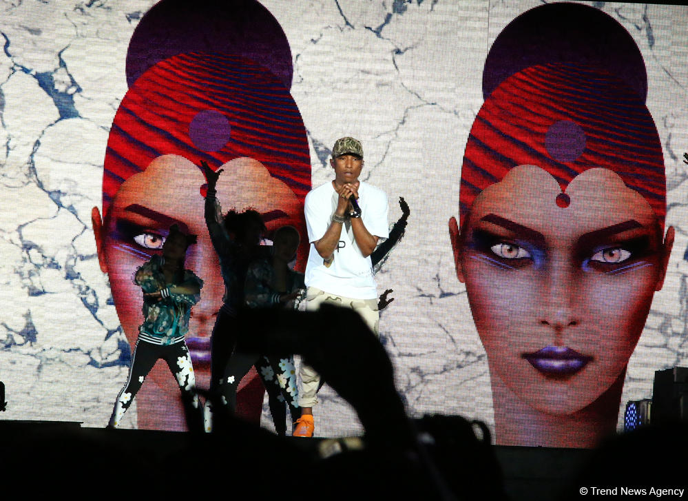 Фаррелл Уильямс совершил прогулку по Приморскому бульвару в Баку (ФОТО)