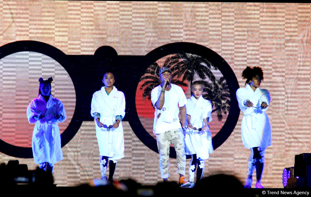 Фаррелл Уильямс совершил прогулку по Приморскому бульвару в Баку (ФОТО)