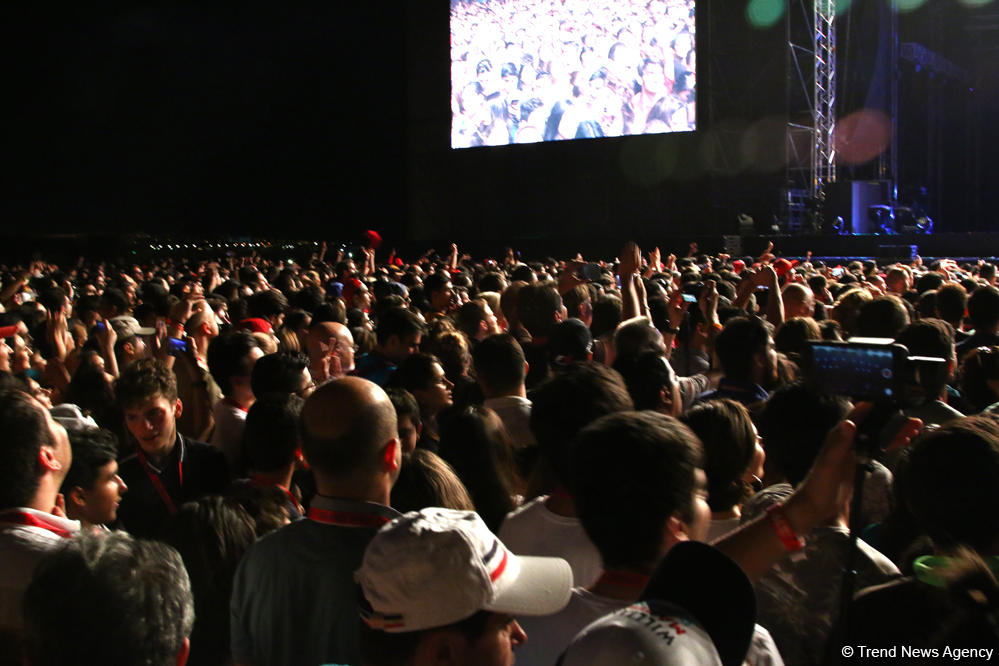 Фаррелл Уильямс совершил прогулку по Приморскому бульвару в Баку (ФОТО)