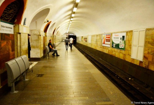 На платформах станций бакинского метро устанавливают новые сиденья (ФОТО)