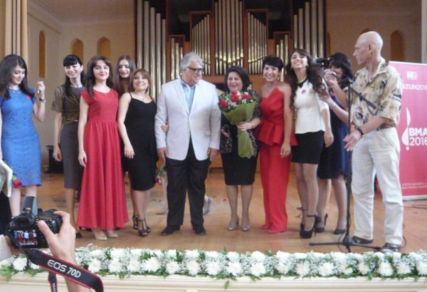 Прощание со студенческой жизнью в Баку - цветы, музыка, подарки (ФОТО)