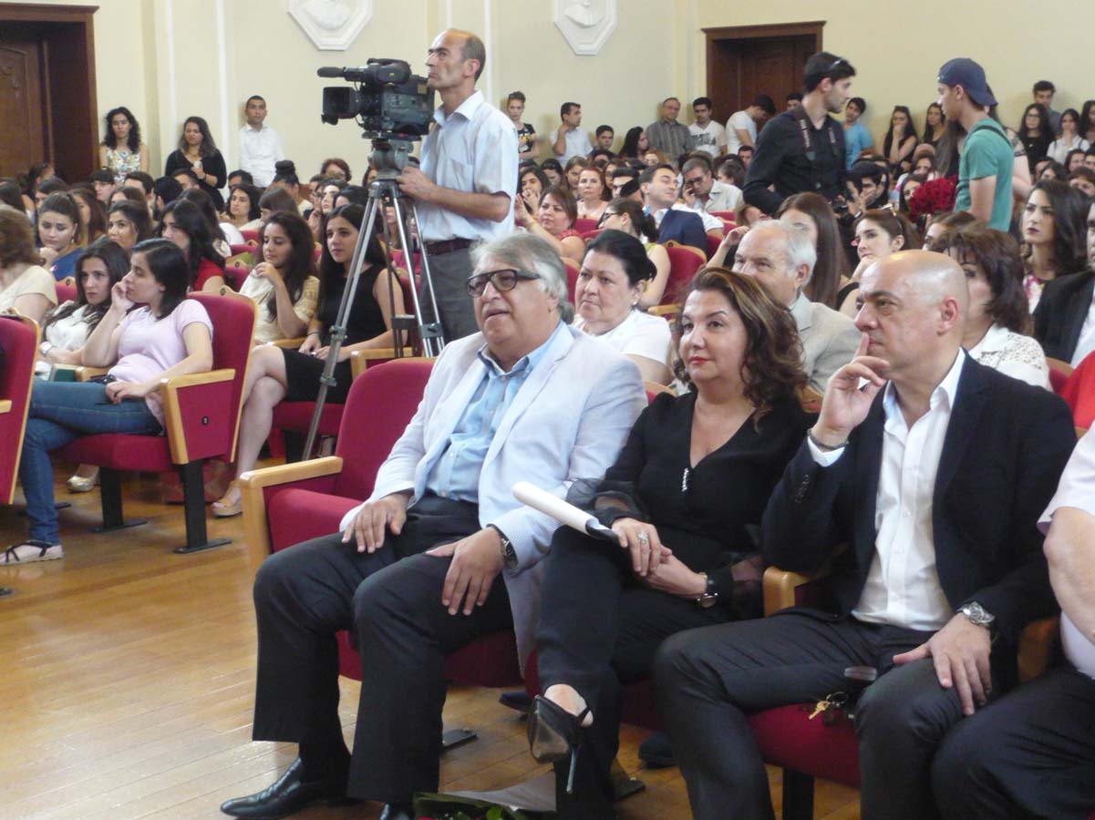 Прощание со студенческой жизнью в Баку - цветы, музыка, подарки (ФОТО)