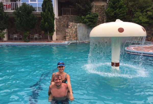 Звезда сериала "Физрук" отдыхает с семьей в Азербайджане (ФОТО)