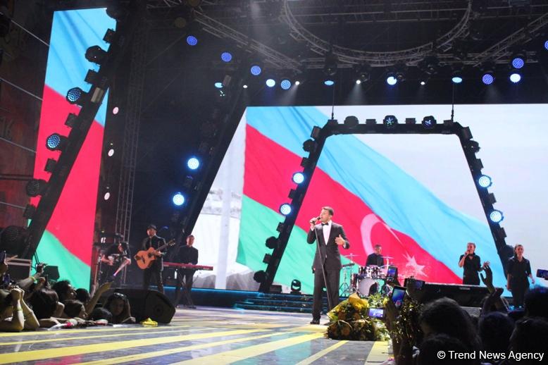 Российские СМИ высоко оценили Международный фестиваль "Жара" в Баку (ФОТО)