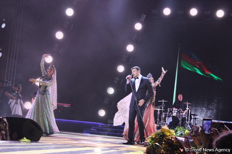 Российские СМИ высоко оценили Международный фестиваль "Жара" в Баку (ФОТО)