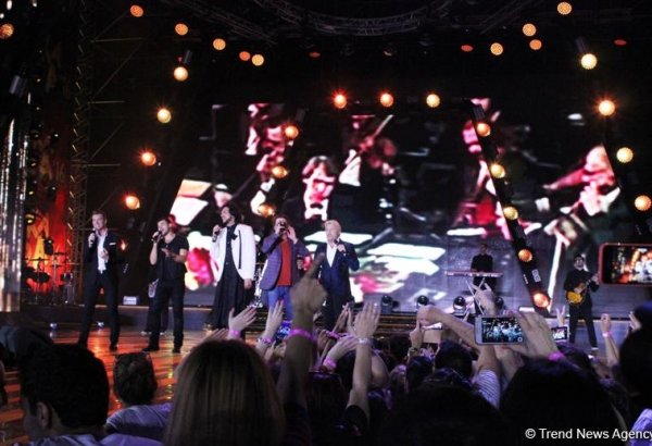 Грандиозный фестиваль "Жара" в Баку завершился композицией Магомаева и праздничным салютом (ФОТО)