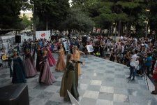 Бакинцы в "аэродромах", нарды, ретро-музыка: Возвращение в 60-70-е (ФОТО)