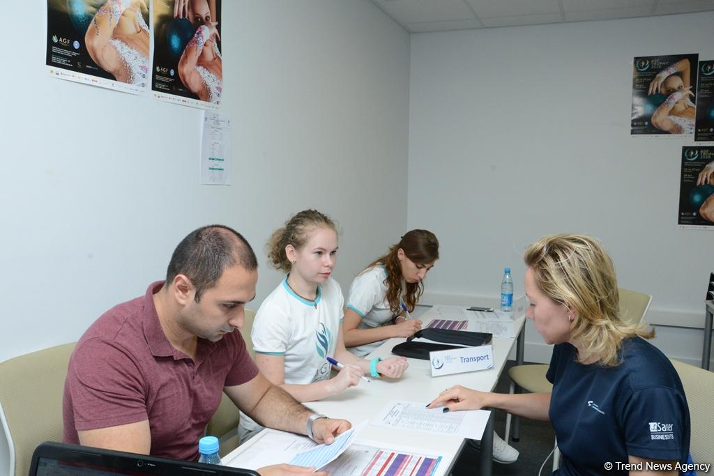 Делегации различных стран проходят аккредитацию на Кубок мира по художественной гимнастике в Баку (ФОТОРЕПОРТАЖ)