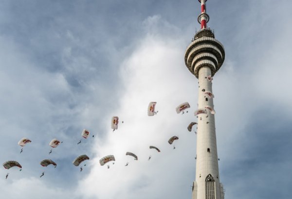 Отчаянные смельчаки совершили прыжок с Бакинской телебашни (ФОТО)