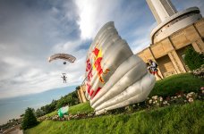 Отчаянные смельчаки совершили прыжок с Бакинской телебашни (ФОТО)