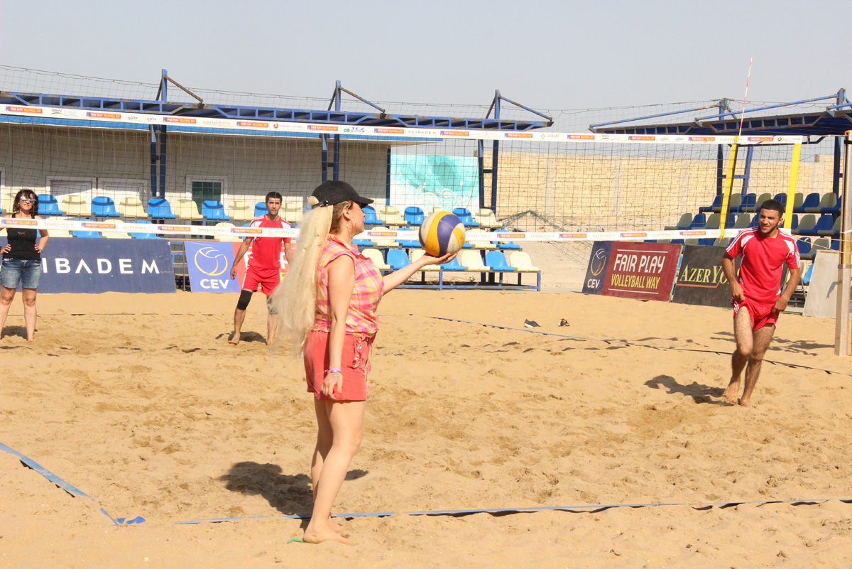 Азербайджанские звезды сразятся в пляжном волейболе (ВИДЕО)