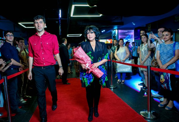 Необычный юбилей легендарной Флоры Керимовой - красная дорожка, овации молодежи (ФОТО)