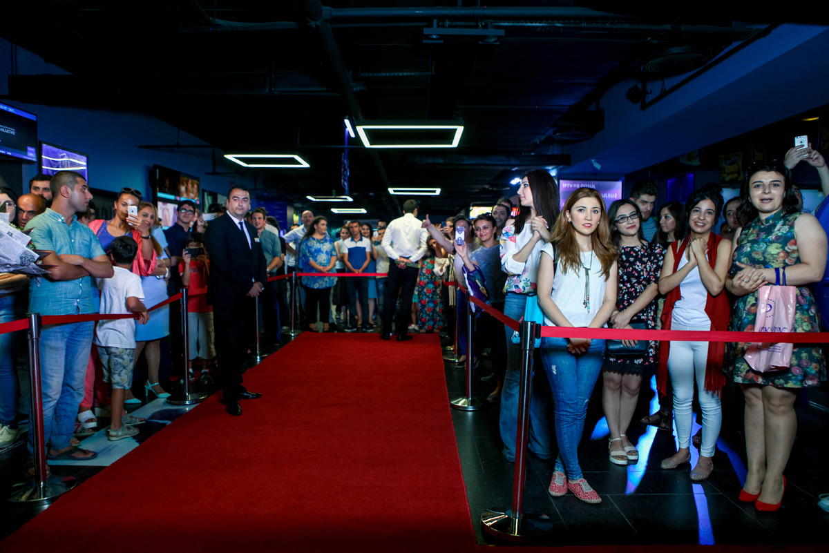 Необычный юбилей легендарной Флоры Керимовой - красная дорожка, овации молодежи (ФОТО)