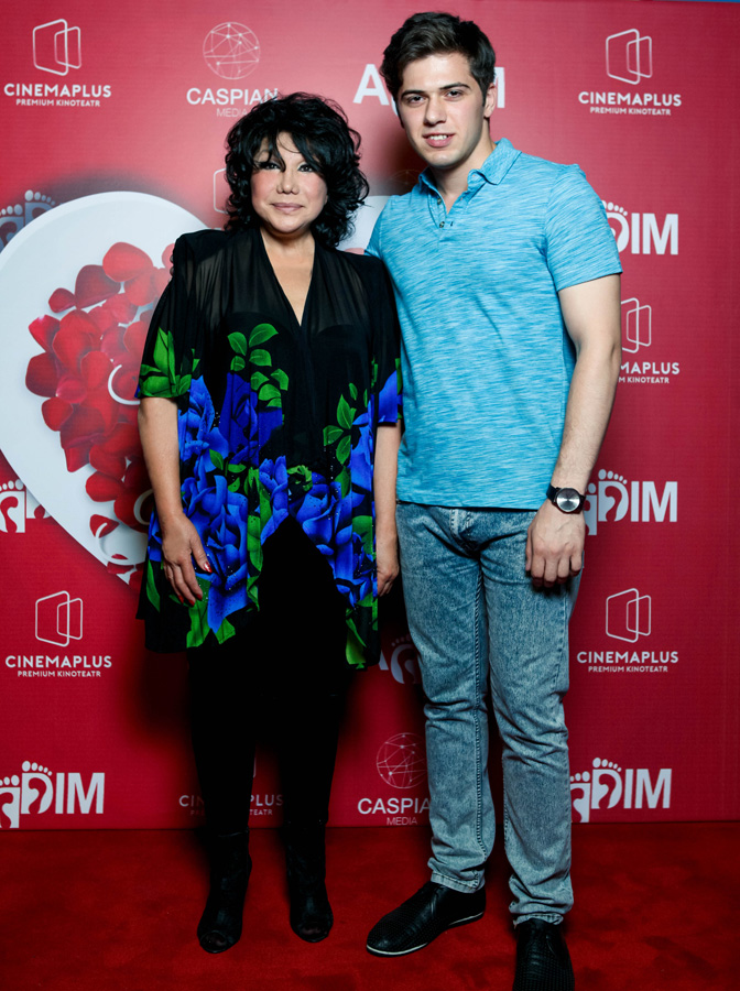 Необычный юбилей легендарной Флоры Керимовой - красная дорожка, овации молодежи (ФОТО)