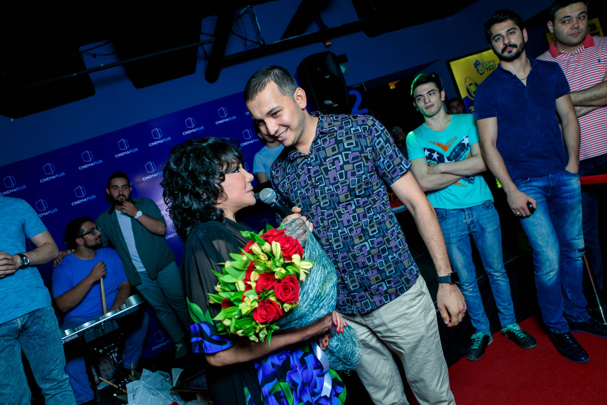 Необычный юбилей легендарной Флоры Керимовой - красная дорожка, овации молодежи (ФОТО)