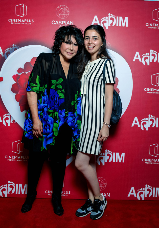 Необычный юбилей легендарной Флоры Керимовой - красная дорожка, овации молодежи (ФОТО)