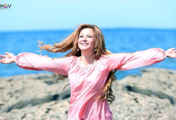 Мысли на берегу Каспия: Севиндж Тофигггызы презентовала клип "Жизнь прекрасна" (ВИДЕО, ФОТО)