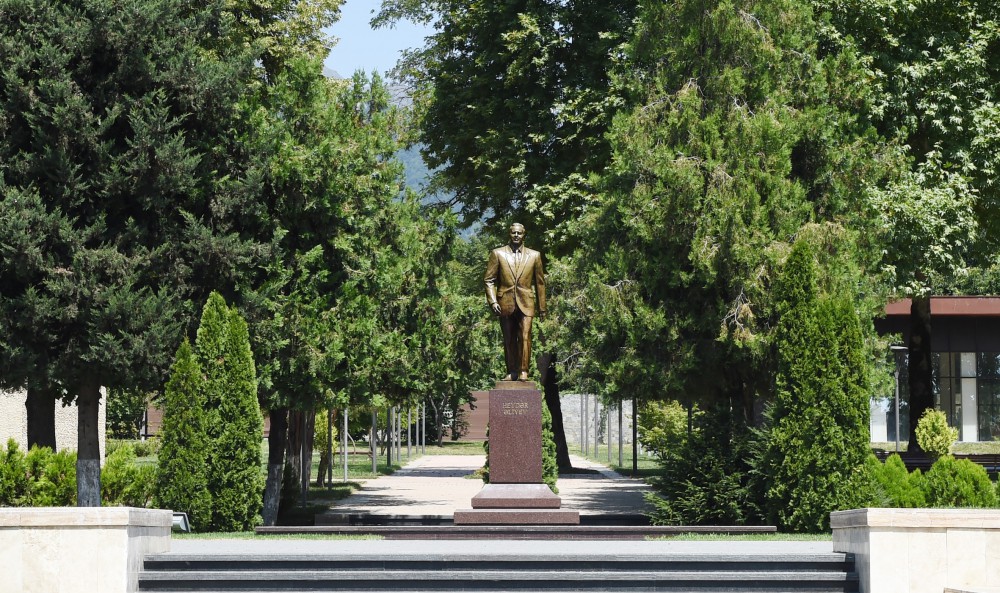 Президент Ильхам Алиев прибыл в Габалинский район (ФОТО)