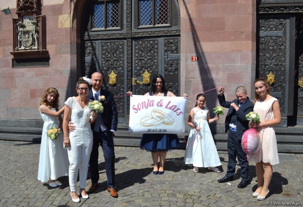 Путешествие в Европу: Молодожены Франкфурта на площади Рёмерберг (часть 2, ФОТО)