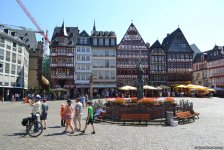 Путешествие в Европу: Молодожены Франкфурта на площади Рёмерберг (часть 2, ФОТО)