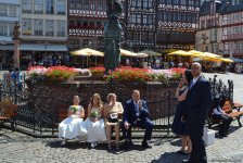 Путешествие в Европу: Молодожены Франкфурта на площади Рёмерберг (часть 2, ФОТО)