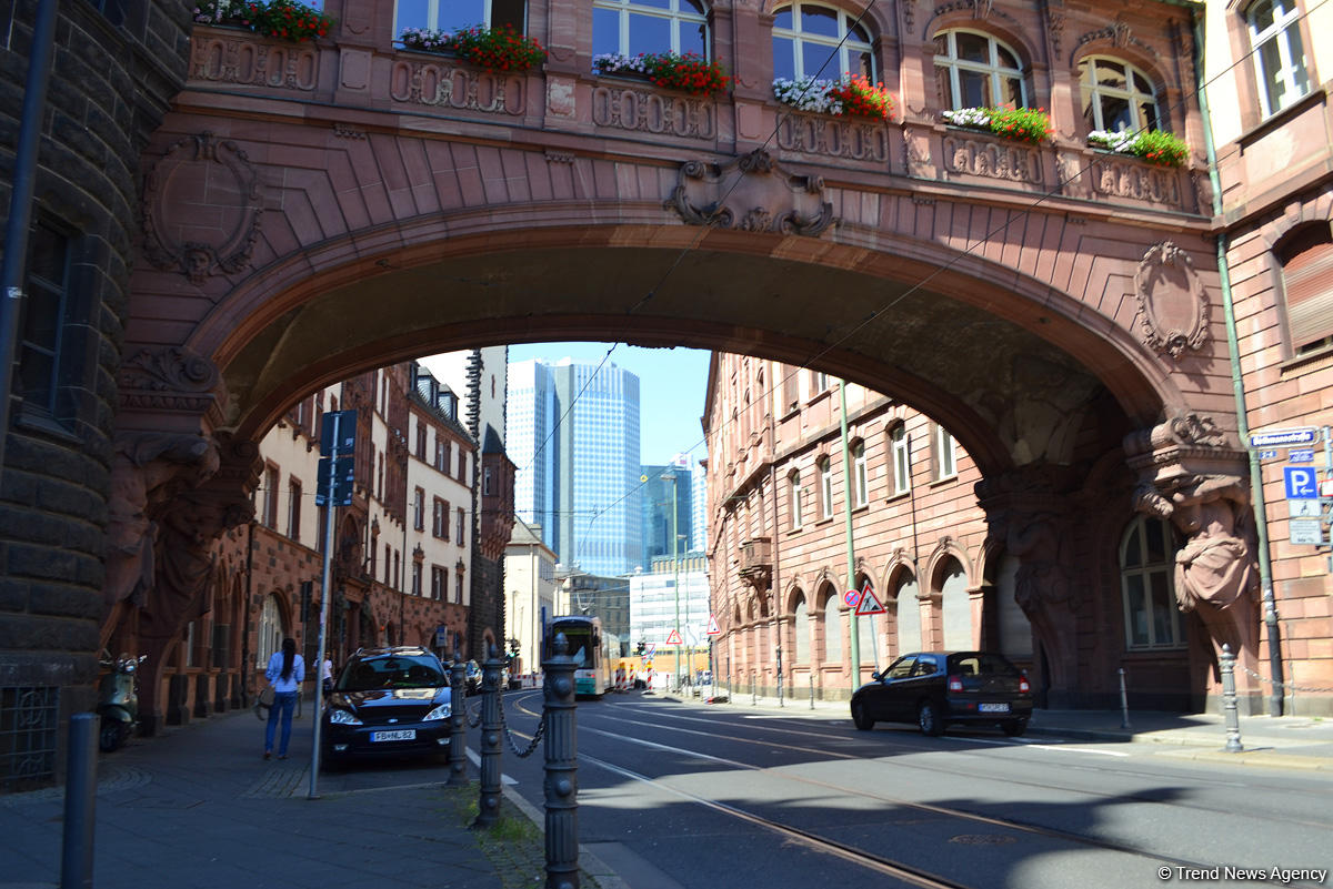 Путешествие в Европу: Молодожены Франкфурта на площади Рёмерберг (часть 2, ФОТО)