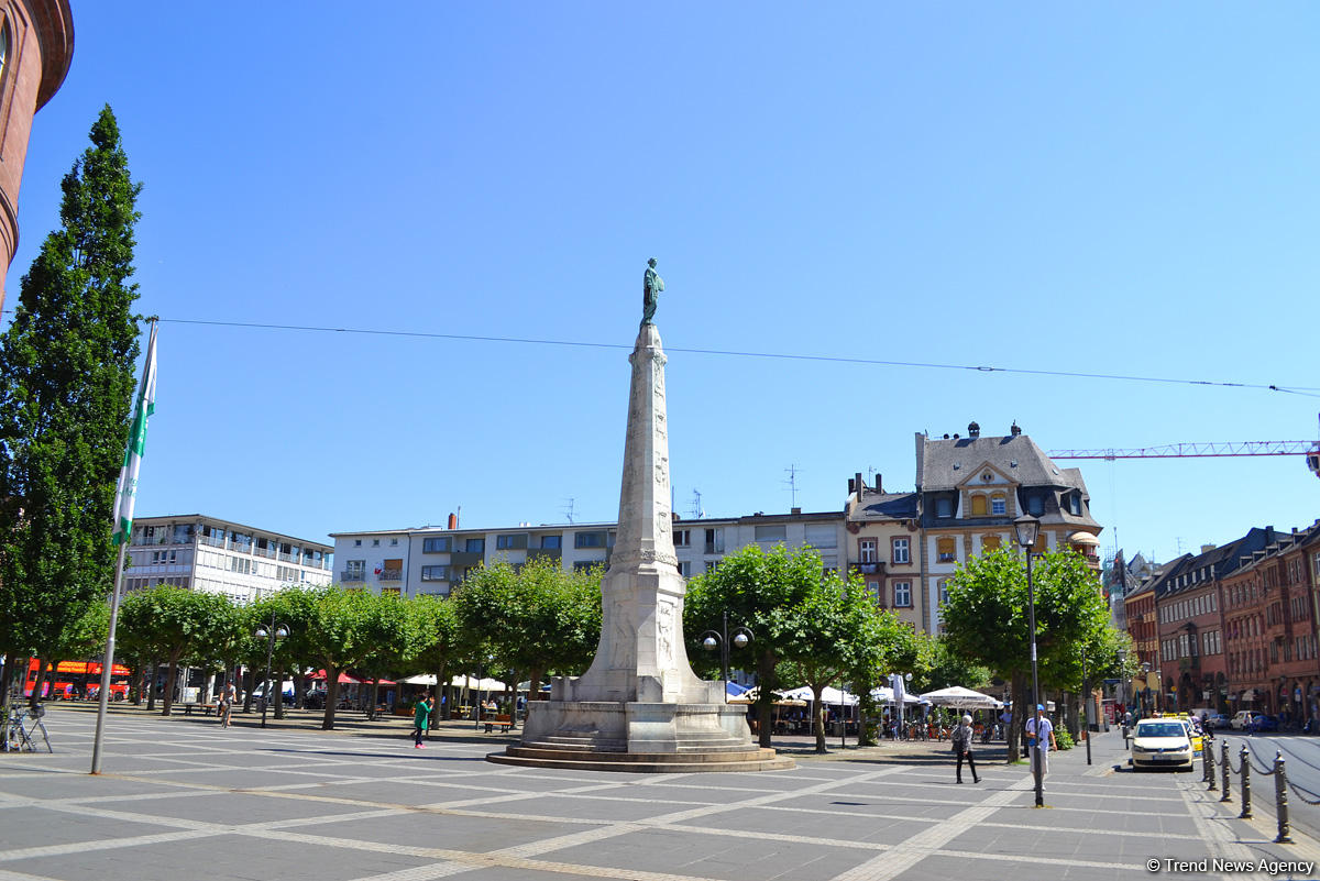 Путешествие в Европу: Молодожены Франкфурта на площади Рёмерберг (часть 2, ФОТО)