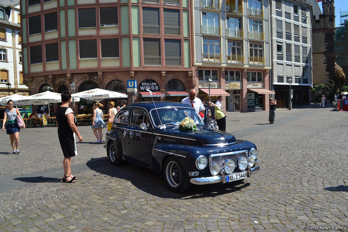 Путешествие в Европу: Молодожены Франкфурта на площади Рёмерберг (часть 2, ФОТО)