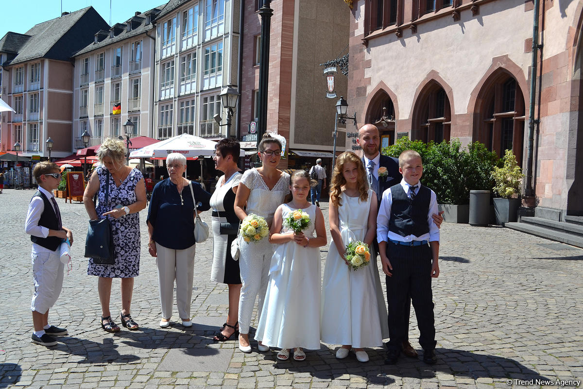 Путешествие в Европу: Молодожены Франкфурта на площади Рёмерберг (часть 2, ФОТО)