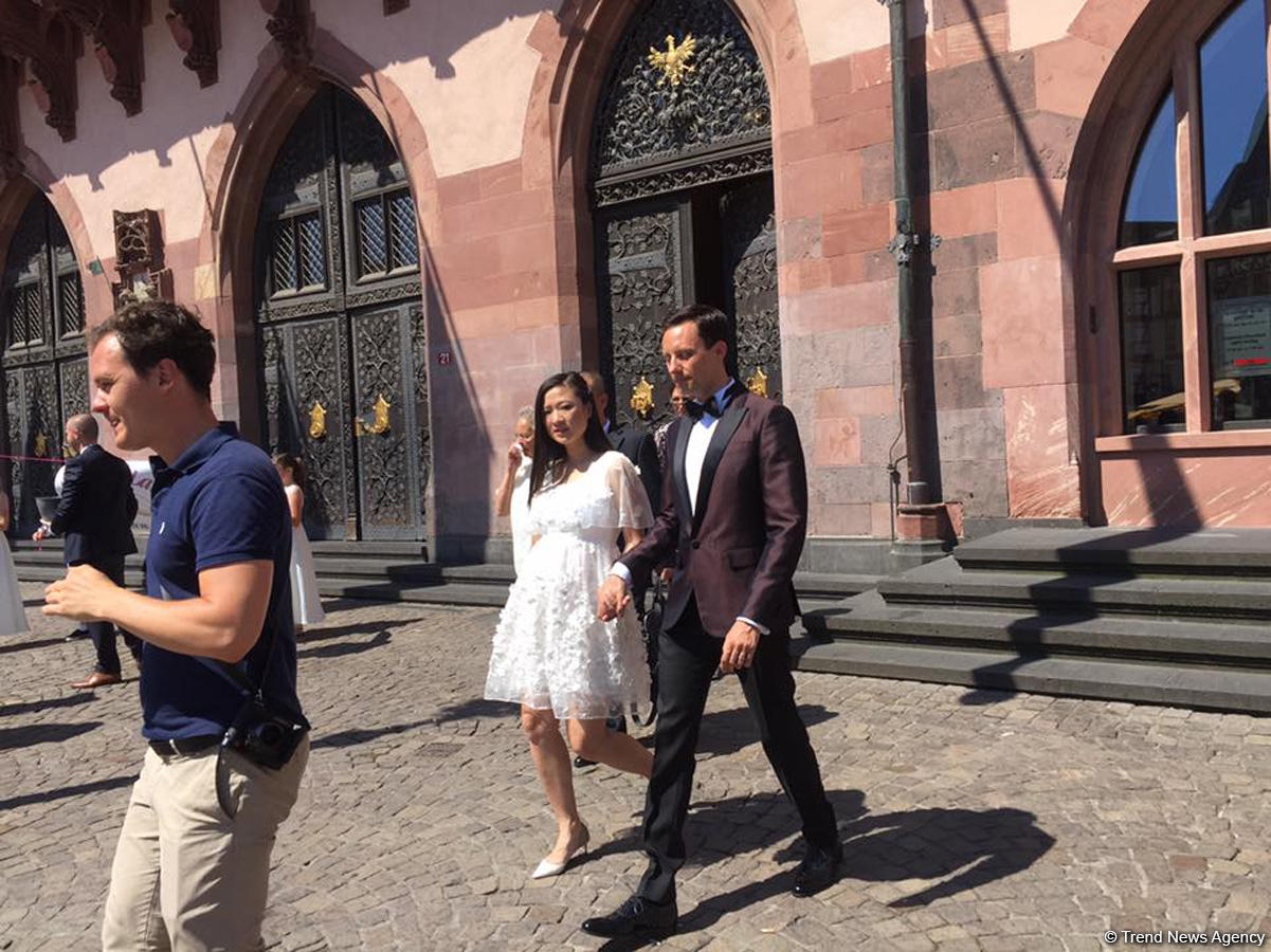 Путешествие в Европу: Молодожены Франкфурта на площади Рёмерберг (часть 2, ФОТО)