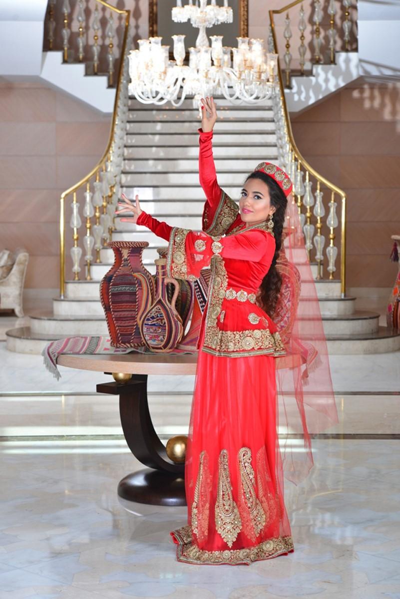 Бакинское лето: Красавицы в свадебных платьях и национальной одежде (ФОТО)