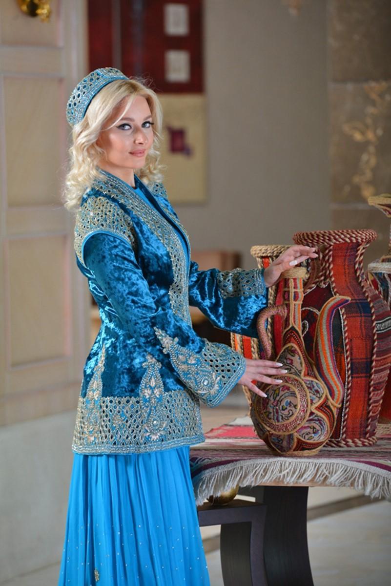 Бакинское лето: Красавицы в свадебных платьях и национальной одежде (ФОТО)