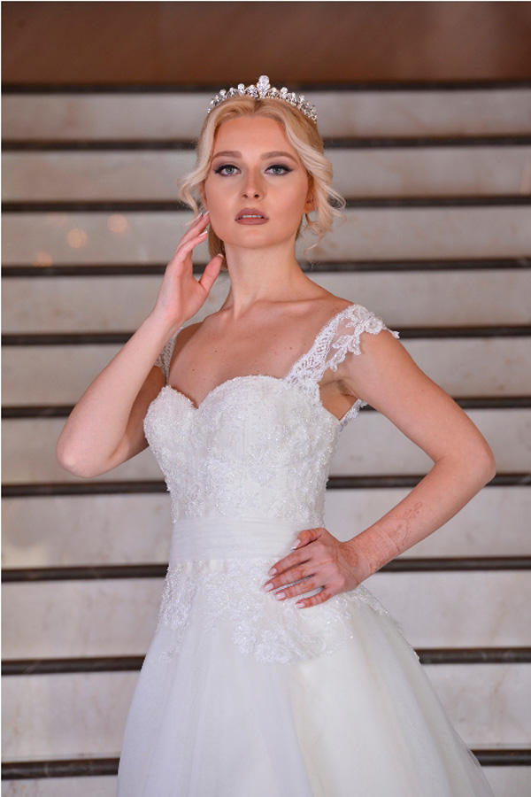 Бакинское лето: Красавицы в свадебных платьях и национальной одежде (ФОТО)