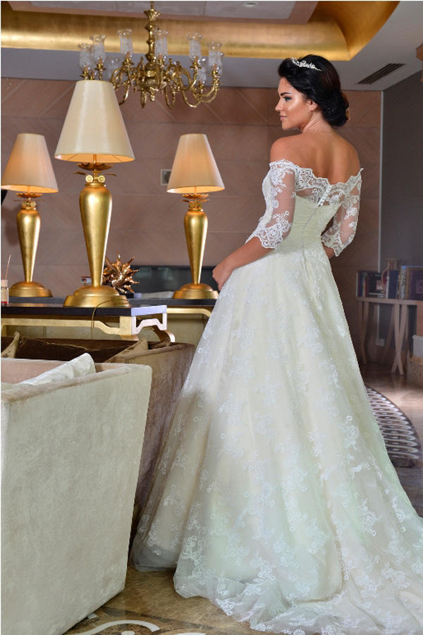 Бакинское лето: Красавицы в свадебных платьях и национальной одежде (ФОТО)