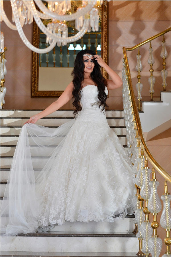 Бакинское лето: Красавицы в свадебных платьях и национальной одежде (ФОТО)