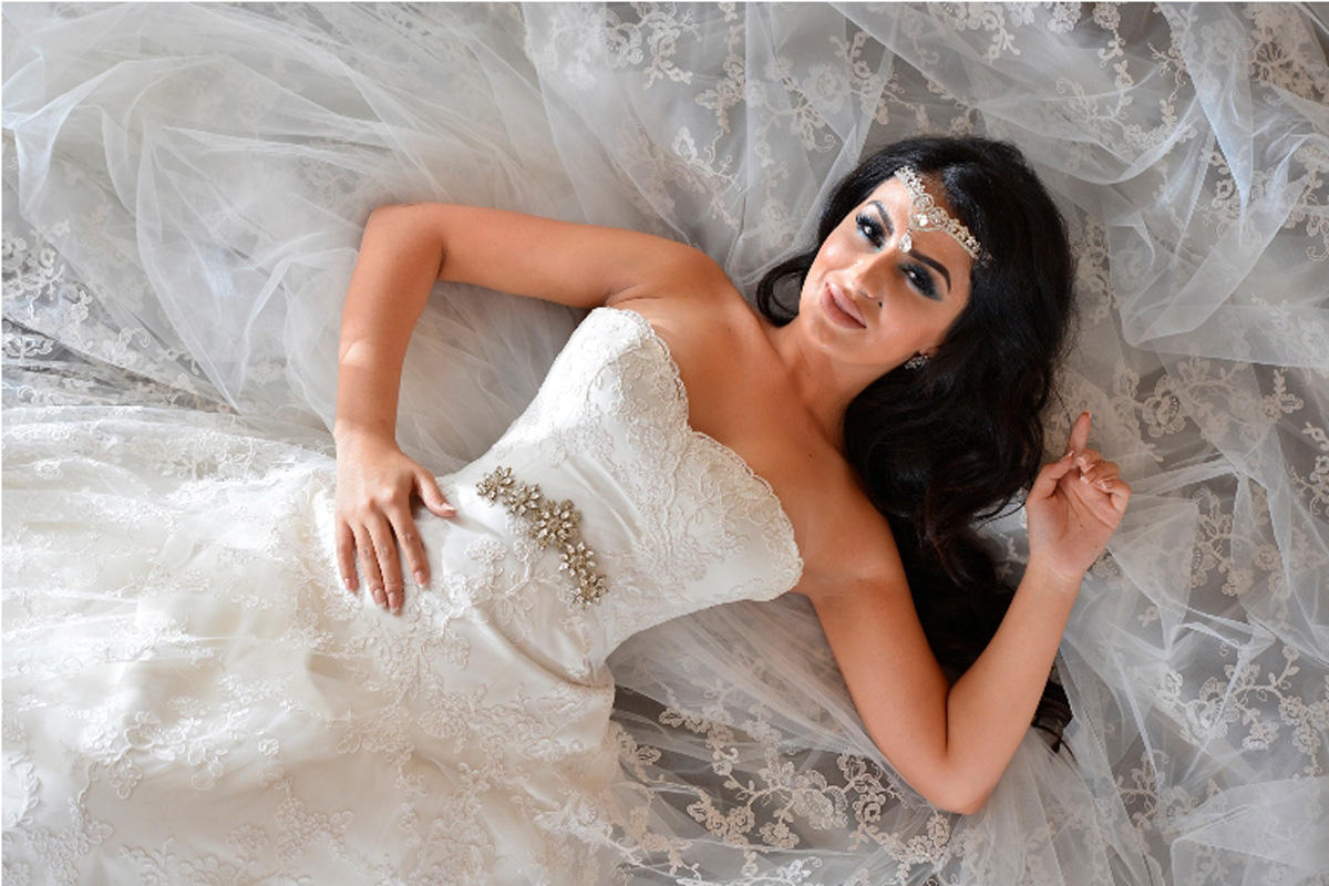 Бакинское лето: Красавицы в свадебных платьях и национальной одежде (ФОТО)