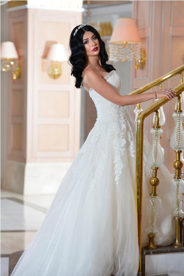 Бакинское лето: Красавицы в свадебных платьях и национальной одежде (ФОТО)