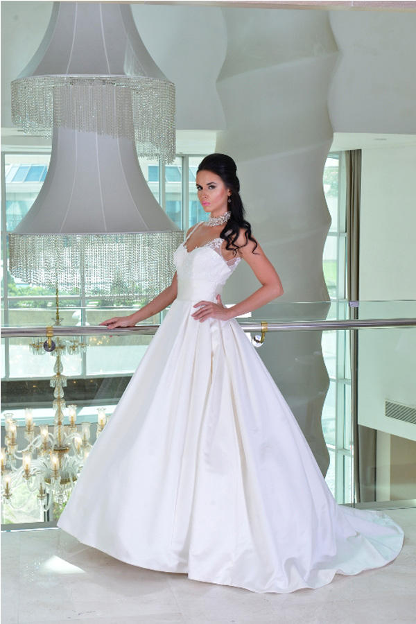 Бакинское лето: Красавицы в свадебных платьях и национальной одежде (ФОТО)