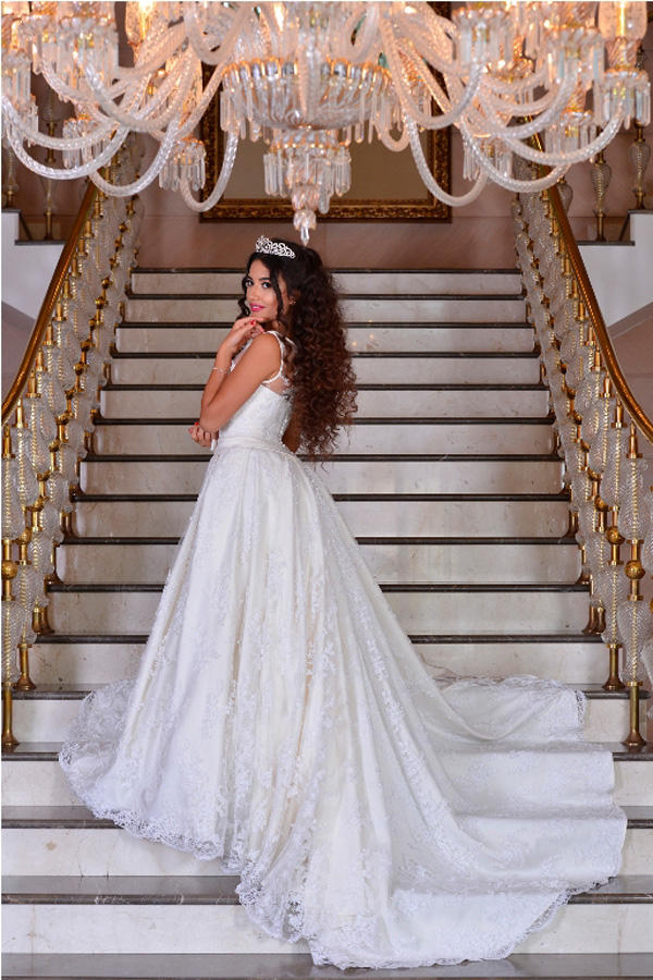 Бакинское лето: Красавицы в свадебных платьях и национальной одежде (ФОТО)