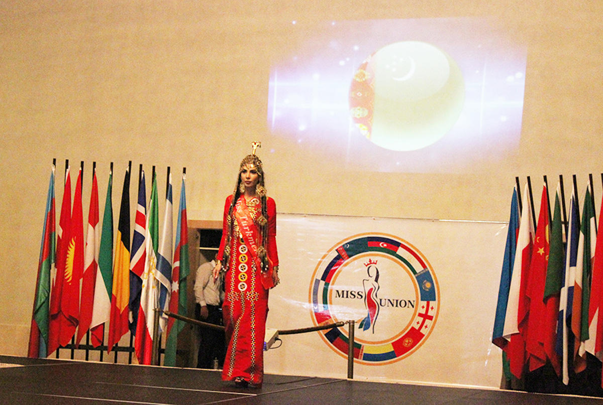 В Баку выбрали самую красивую и умную девушку стран СНГ (ФОТО)