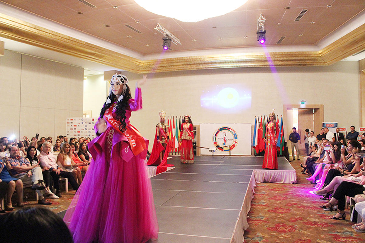 В Баку выбрали самую красивую и умную девушку стран СНГ (ФОТО)