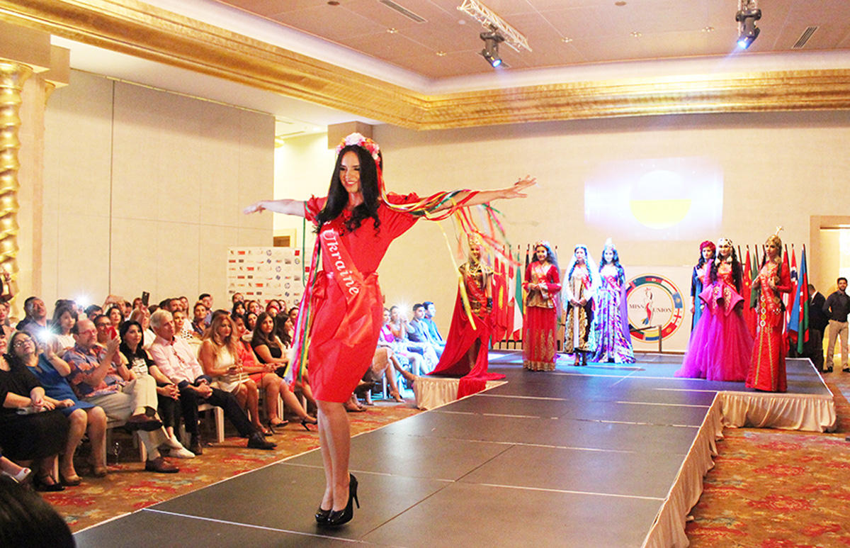 В Баку выбрали самую красивую и умную девушку стран СНГ (ФОТО)