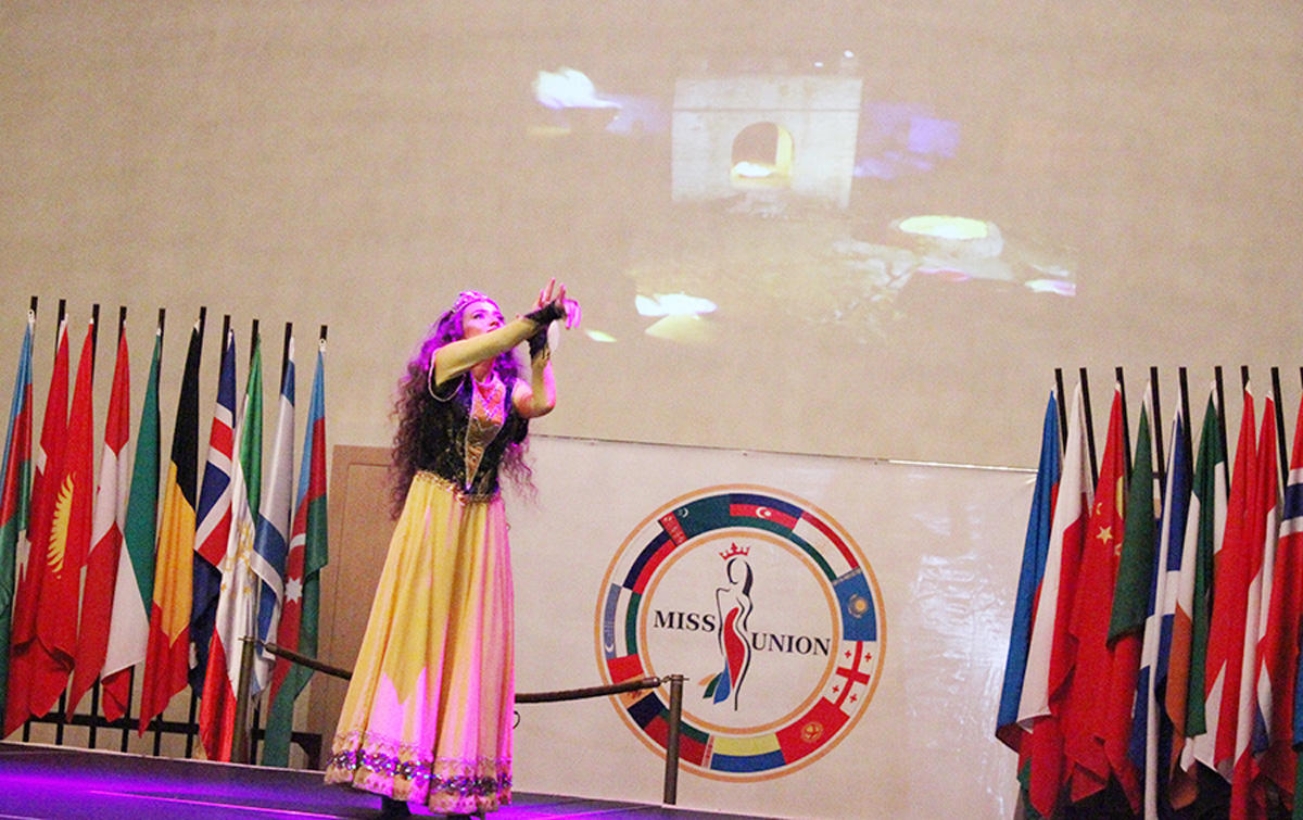 В Баку выбрали самую красивую и умную девушку стран СНГ (ФОТО)