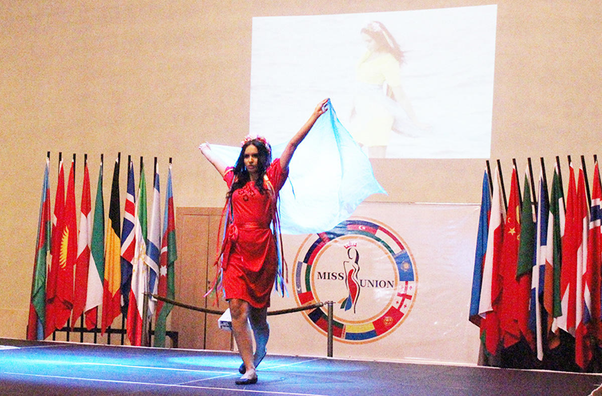 В Баку выбрали самую красивую и умную девушку стран СНГ (ФОТО)