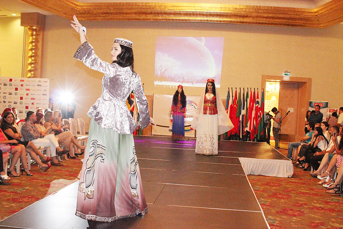 В Баку выбрали самую красивую и умную девушку стран СНГ (ФОТО)