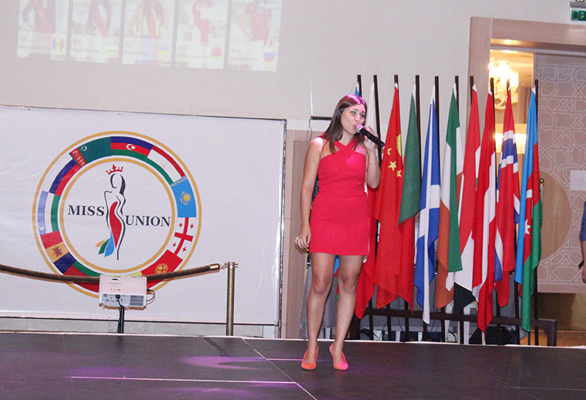 В Баку выбрали самую красивую и умную девушку стран СНГ (ФОТО)